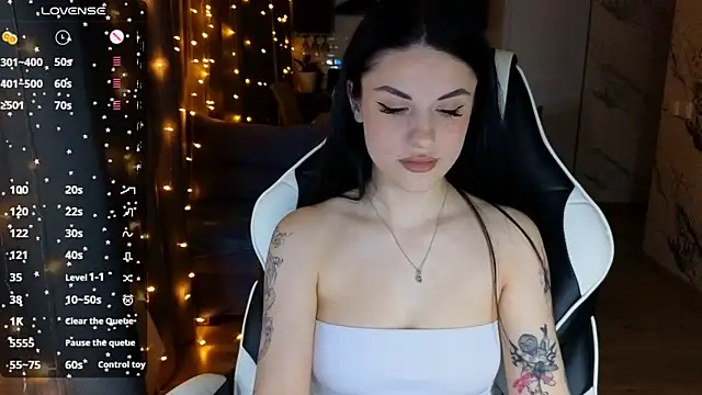 Snapshot of Mary___Moore chatting on 5, 2, 2025 Mary Moore online show from 5, 2, 2025