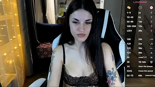 Snapshot of Mary___Moore chatting on 14, 11, 2025 Mary Moore online show from 14, 11, 2025