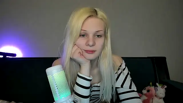 Snapshot of sashakiss99 chatting on 6, 3, 2025 sashakiss99 online show from 6, 3, 2025