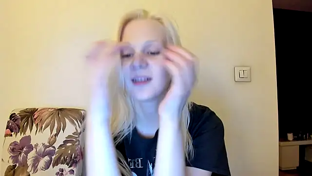 Snapshot of sashakiss99 chatting on 17, 12, 2025 sashakiss99 online show from 17, 12, 2025