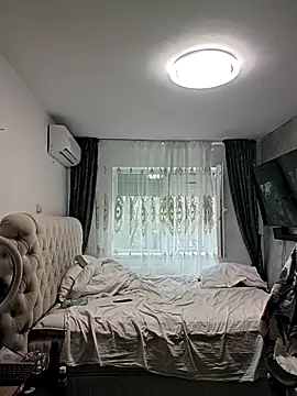 AvaLloyd online show from 8, 2, 2026