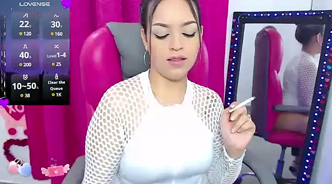 Snapshot of krysten_ritter2 chatting on 7, 12, 2024 krysten ritter2 online show from 7, 12, 2024