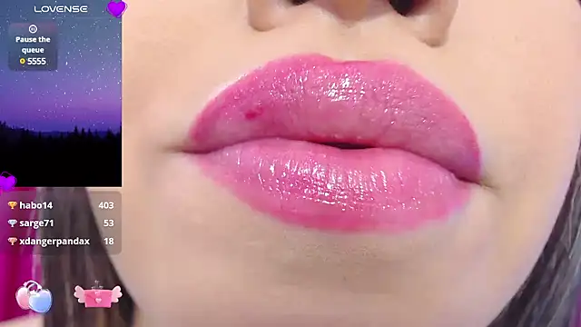 Snapshot of krysten_ritter2 chatting on 8, 2, 2025 krysten ritter2 online show from 8, 2, 2025