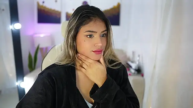 Snapshot of SaraParisi chatting on 2, 12, 2024 SaraParisi online show from 2, 12, 2024