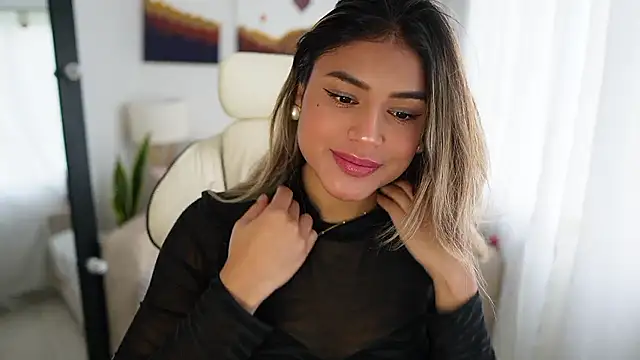 Snapshot of SaraParisi chatting on 5, 12, 2024 SaraParisi online show from 5, 12, 2024