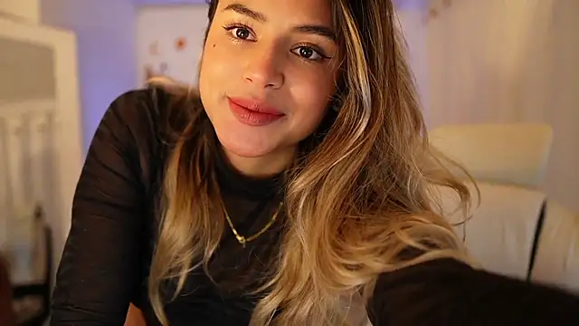 Snapshot of SaraParisi chatting on 6, 12, 2024 SaraParisi online show from 6, 12, 2024