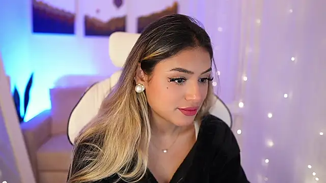 Snapshot of SaraParisi chatting on 15, 12, 2024 SaraParisi online show from 15, 12, 2024