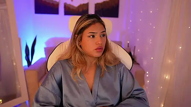Snapshot of SaraParisi chatting on 24, 12, 2024 SaraParisi online show from 24, 12, 2024