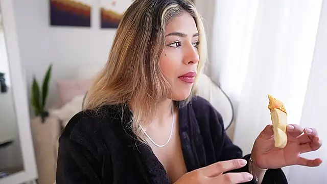 Snapshot of SaraParisi chatting on 4, 1, 2025 SaraParisi online show from 4, 1, 2025