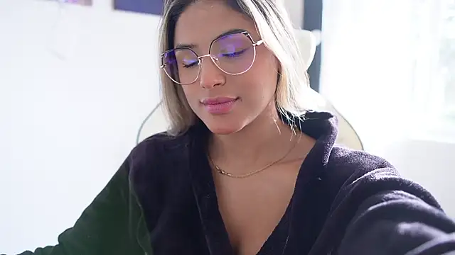 Snapshot of SaraParisi chatting on 23, 1, 2025 SaraParisi online show from 23, 1, 2025