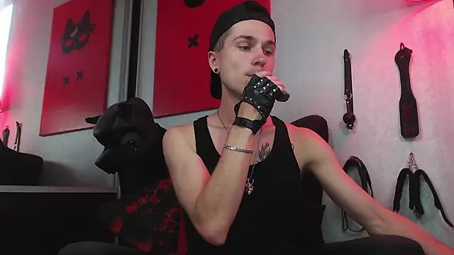 Joseph  Quinn online show from 14, 2, 2025