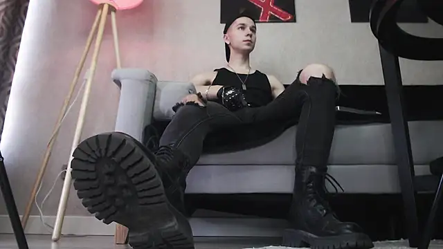 Joseph  Quinn online show from 2, 12, 2025