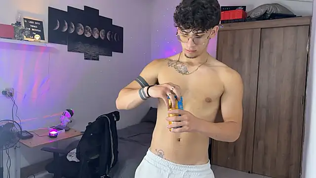 Snapshot of Kisan_Smith chatting on 31, 10, 2025 Kisan Smith online show from 31, 10, 2025