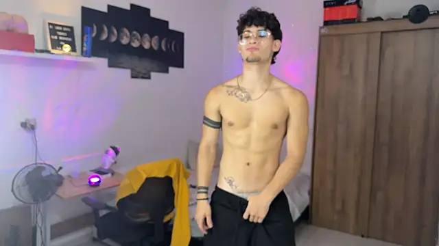 Snapshot of Kisan_Smith chatting on 4, 11, 2025 Kisan Smith online show from 4, 11, 2025