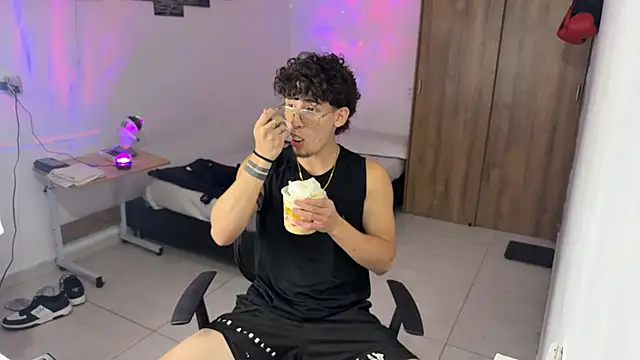 Snapshot of Kisan_Smith chatting on 11, 11, 2025 Kisan Smith online show from 11, 11, 2025