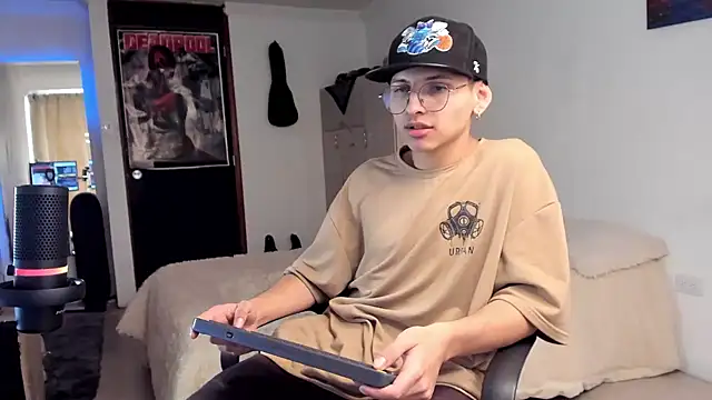 Snapshot of a_lejandro_0_8 chatting on 8, 12, 2024 a lejandro 0 8 online show from 8, 12, 2024