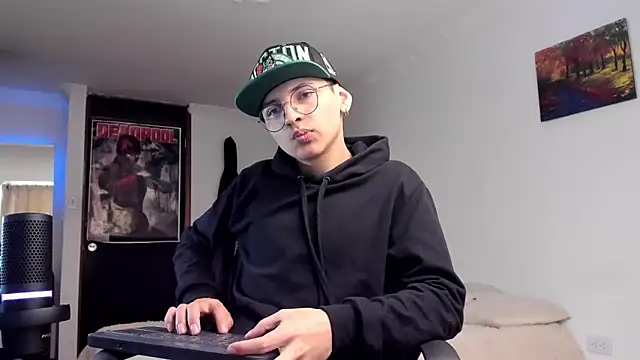 Snapshot of a_lejandro_0_8 chatting on 11, 12, 2024 a lejandro 0 8 online show from 11, 12, 2024