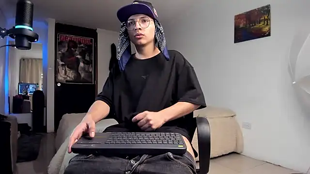 Snapshot of a_lejandro_0_8 chatting on 12, 12, 2024 a lejandro 0 8 online show from 12, 12, 2024