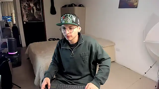 Snapshot of a_lejandro_0_8 chatting on 14, 12, 2024 a lejandro 0 8 online show from 14, 12, 2024