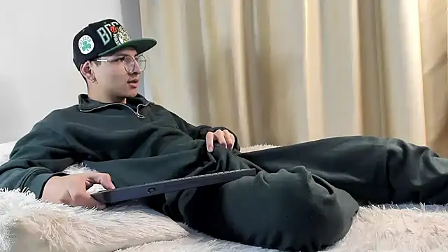 Snapshot of a_lejandro_0_8 chatting on 14, 12, 2024 a lejandro 0 8 online show from 14, 12, 2024