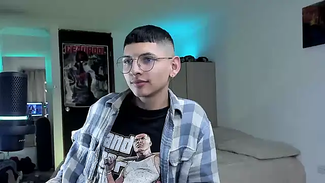 Snapshot of a_lejandro_0_8 chatting on 15, 12, 2024 a lejandro 0 8 online show from 15, 12, 2024