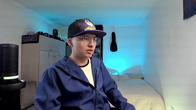 Snapshot of a_lejandro_0_8 chatting on 15, 12, 2024 a lejandro 0 8 online show from 15, 12, 2024