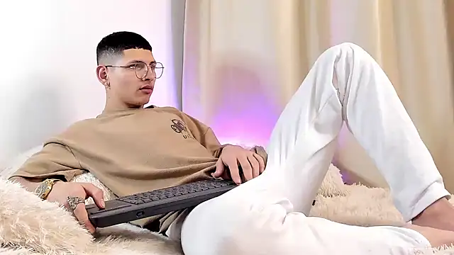 Snapshot of a_lejandro_0_8 chatting on 17, 12, 2024 a lejandro 0 8 online show from 17, 12, 2024