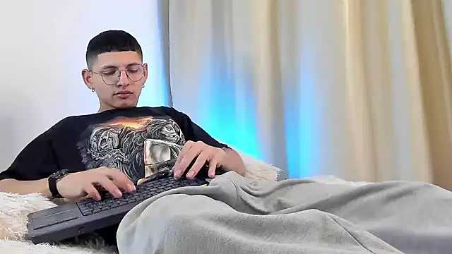 Snapshot of a_lejandro_0_8 chatting on 18, 12, 2024 a lejandro 0 8 online show from 18, 12, 2024