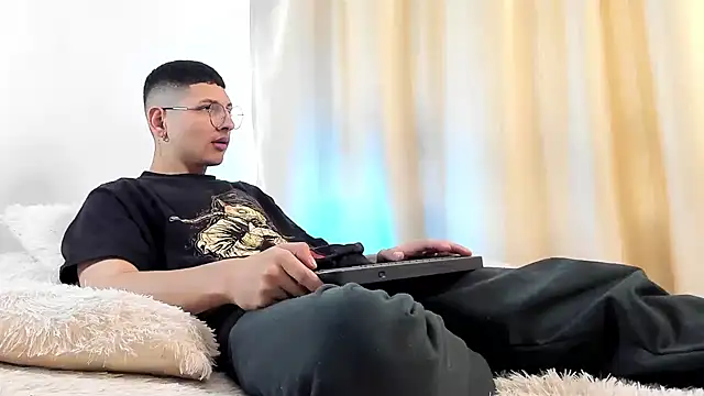 Snapshot of a_lejandro_0_8 chatting on 19, 12, 2024 a lejandro 0 8 online show from 19, 12, 2024