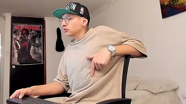 Snapshot of a_lejandro_0_8 chatting on 24, 12, 2024 a lejandro 0 8 online show from 24, 12, 2024