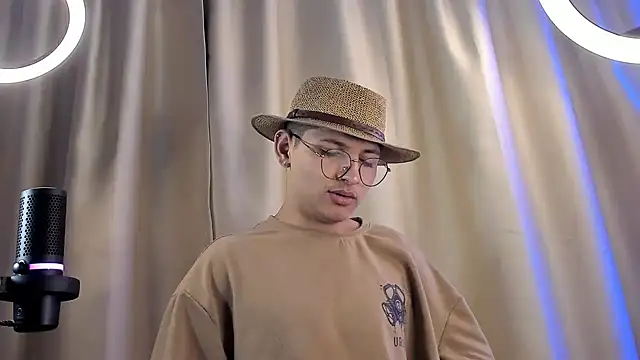 Snapshot of a_lejandro_0_8 chatting on 4, 2, 2025 a lejandro 0 8 online show from 4, 2, 2025