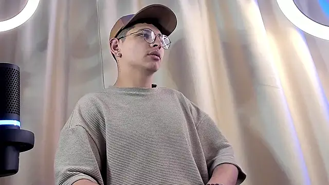 Snapshot of a_lejandro_0_8 chatting on 5, 2, 2025 a lejandro 0 8 online show from 5, 2, 2025