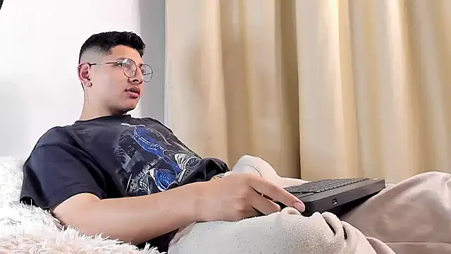 Snapshot of a_lejandro_0_8 chatting on 8, 2, 2025 a lejandro 0 8 online show from 8, 2, 2025