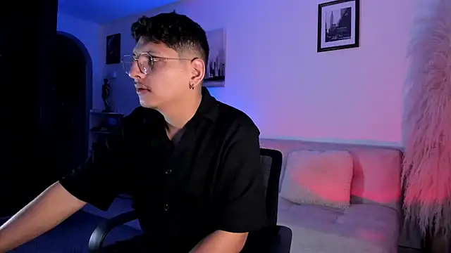 Snapshot of a_lejandro_0_8 chatting on 19, 11, 2025 a lejandro 0 8 online show from 19, 11, 2025