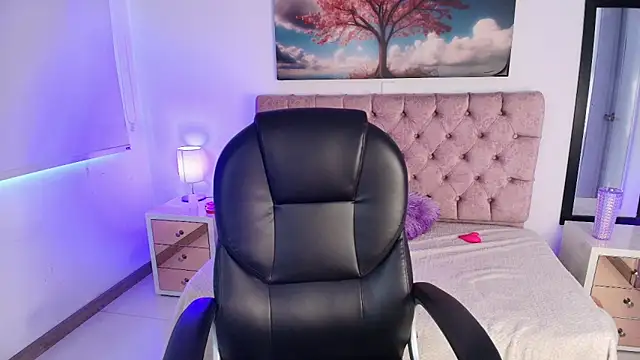 Julianaa Castro  online show from 25, 3, 2026