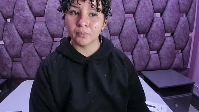 Snapshot of AlaSmith chatting on 5, 11, 2025 AlaSmith online show from 5, 11, 2025