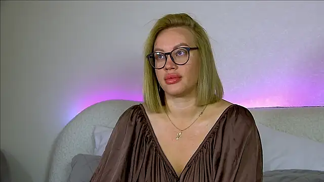 Snapshot of MariaNeumann chatting on 2, 10, 2025 MariaNeumann online show from 2, 10, 2025
