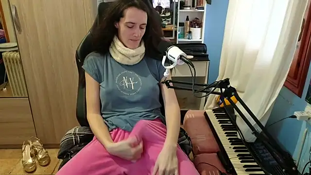 Snapshot of MemiKouki chatting on 21, 12, 2025 MemiKouki online show from 21, 12, 2025