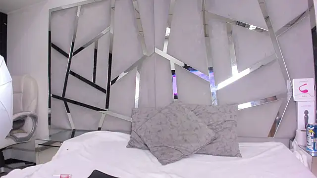 Snapshot of Catherinee69_x chatting on 30, 10, 2025 Catherinee69 x online show from 30, 10, 2025