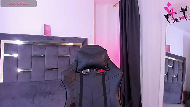 Snapshot of MarilynSmIith chatting on 4, 12, 2025 MarilynSmIith online show from 4, 12, 2025