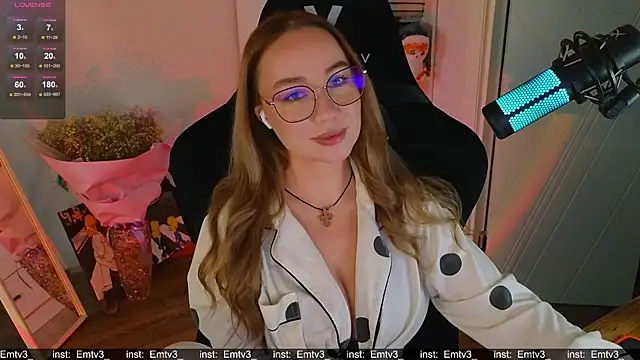 Snapshot of Emili1- chatting on 1, 12, 2025 Emili1- online show from 1, 12, 2025