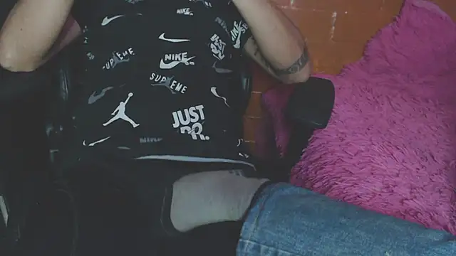 OldManAndGirlishLady online show from 24, 12, 2024