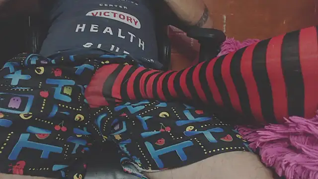 OldManAndGirlishLady online show from 4, 1, 2025