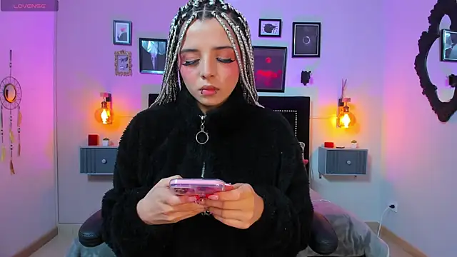 Snapshot of Charlotte__Benett chatting on 10, 11, 2025 Charlotte Benett online show from 10, 11, 2025