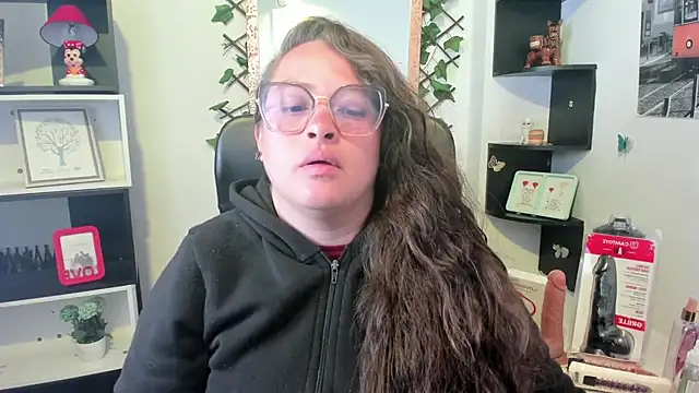 SaraThomso online show from 4, 10, 2025