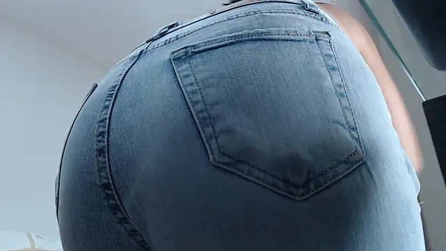 Snapshot of Amelia_Debora_Antonella chatting on 11, 11, 2025 Amelia Debora Antonella online show from 11, 11, 2025