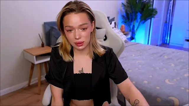 Snapshot of Lily_Yin chatting on 18, 12, 2025 Lily Yin online show from 18, 12, 2025