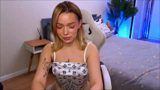 Snapshot of Lily_Yin chatting on 19, 12, 2025 Lily Yin online show from 19, 12, 2025