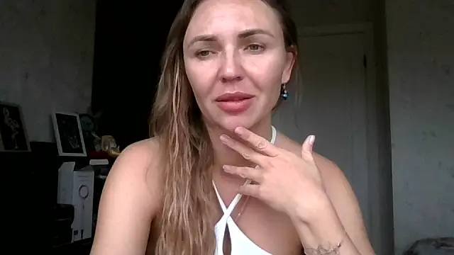 Snapshot of AngelinaLove28 chatting on 25, 10, 2025 AngelinaLove28 online show from 25, 10, 2025