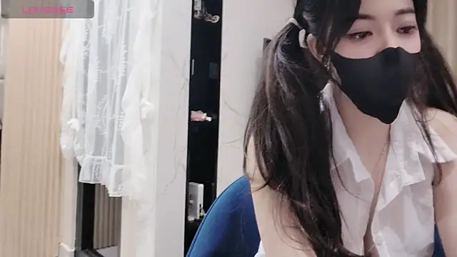 TuyetNhi2k6 online show from 17, 1, 2025